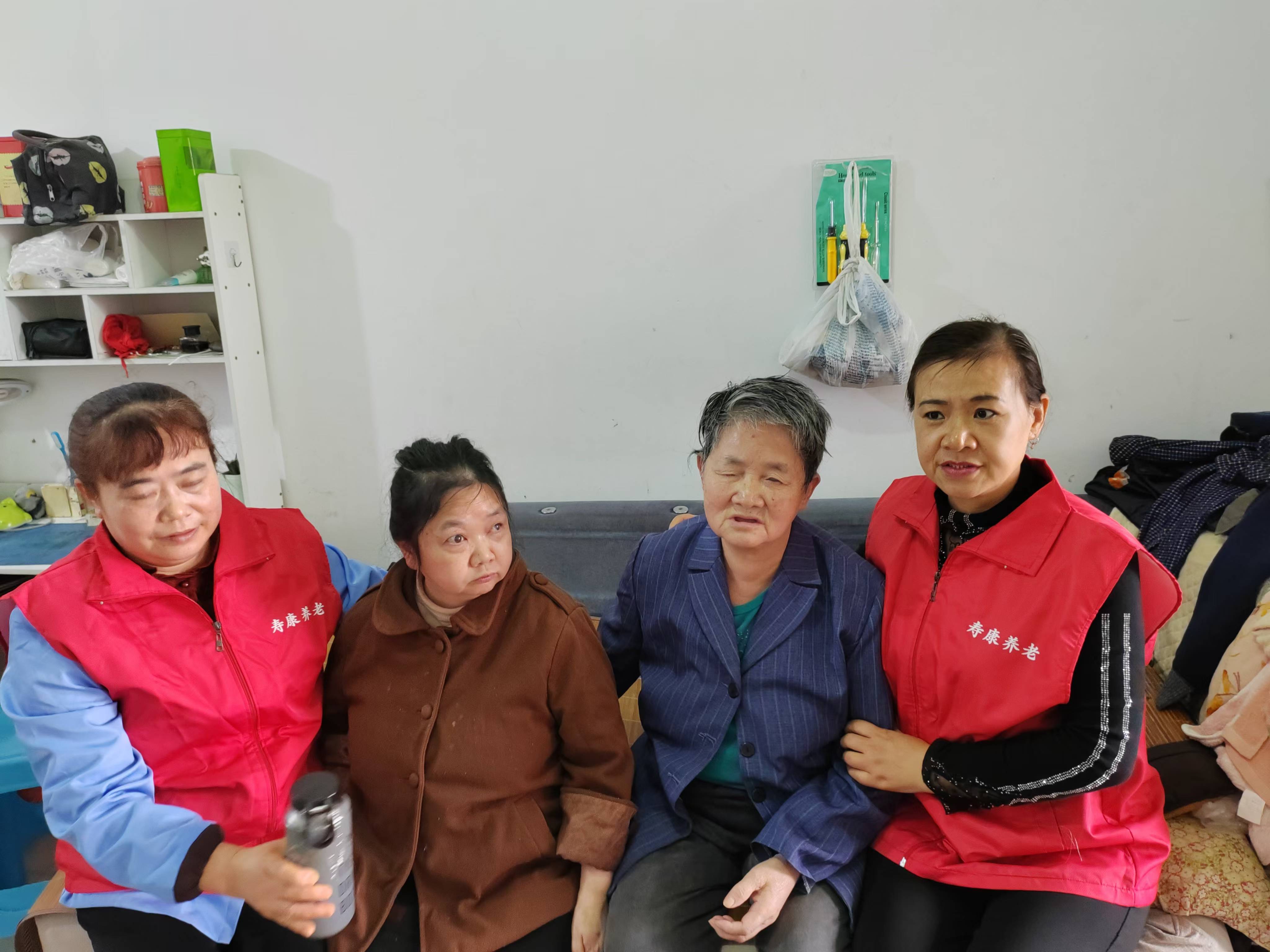 关爱失明老人，传递温暖力量